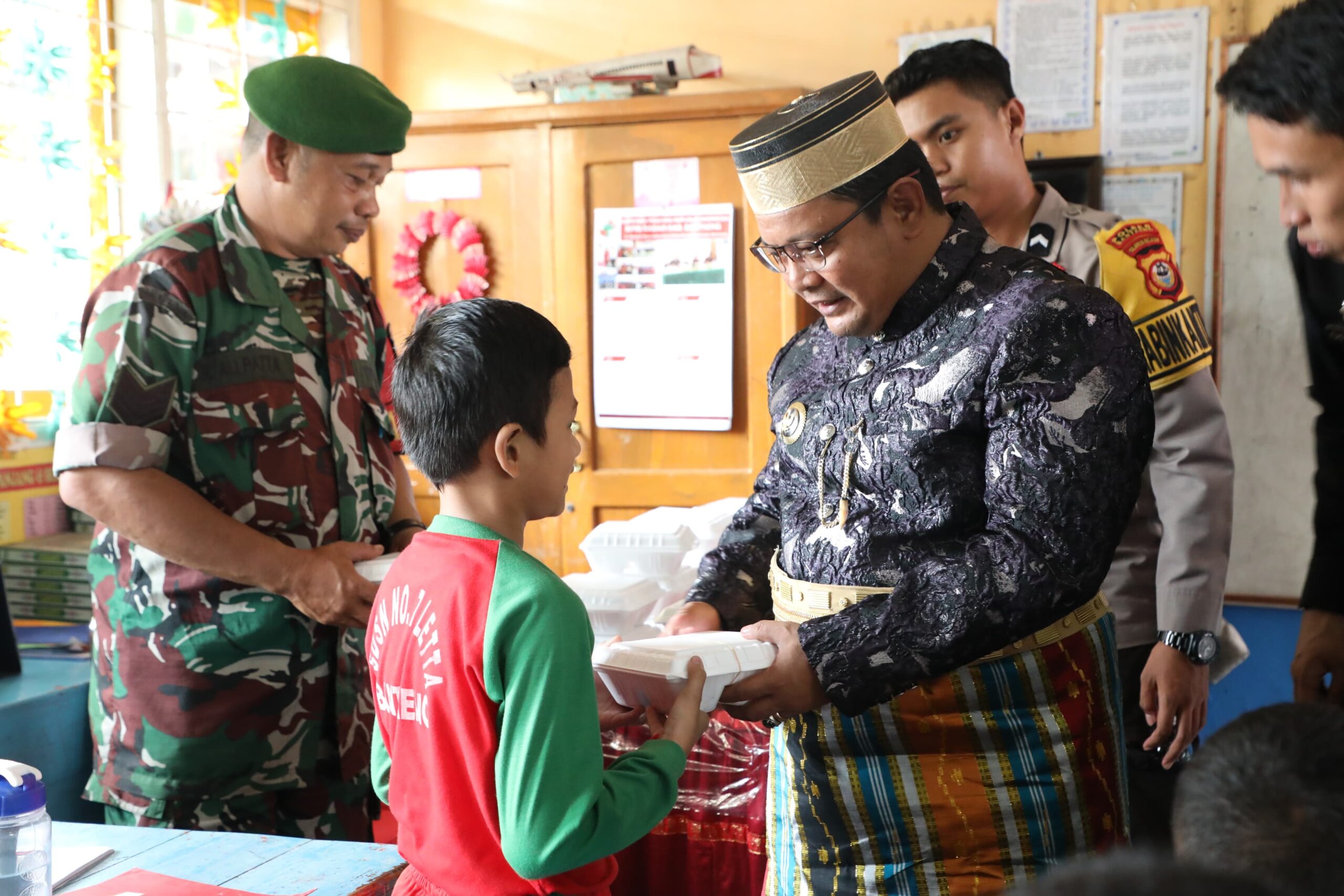 Pj. Bupati Bantaeng Bersama Forkopimda Serahkan Pemberian Makan Siang Bergizi