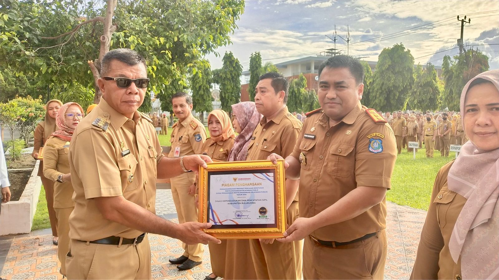 Bupati Andi Utta Serahkan Penghargaan Ombudsman ke OPD Berkinerja Baik