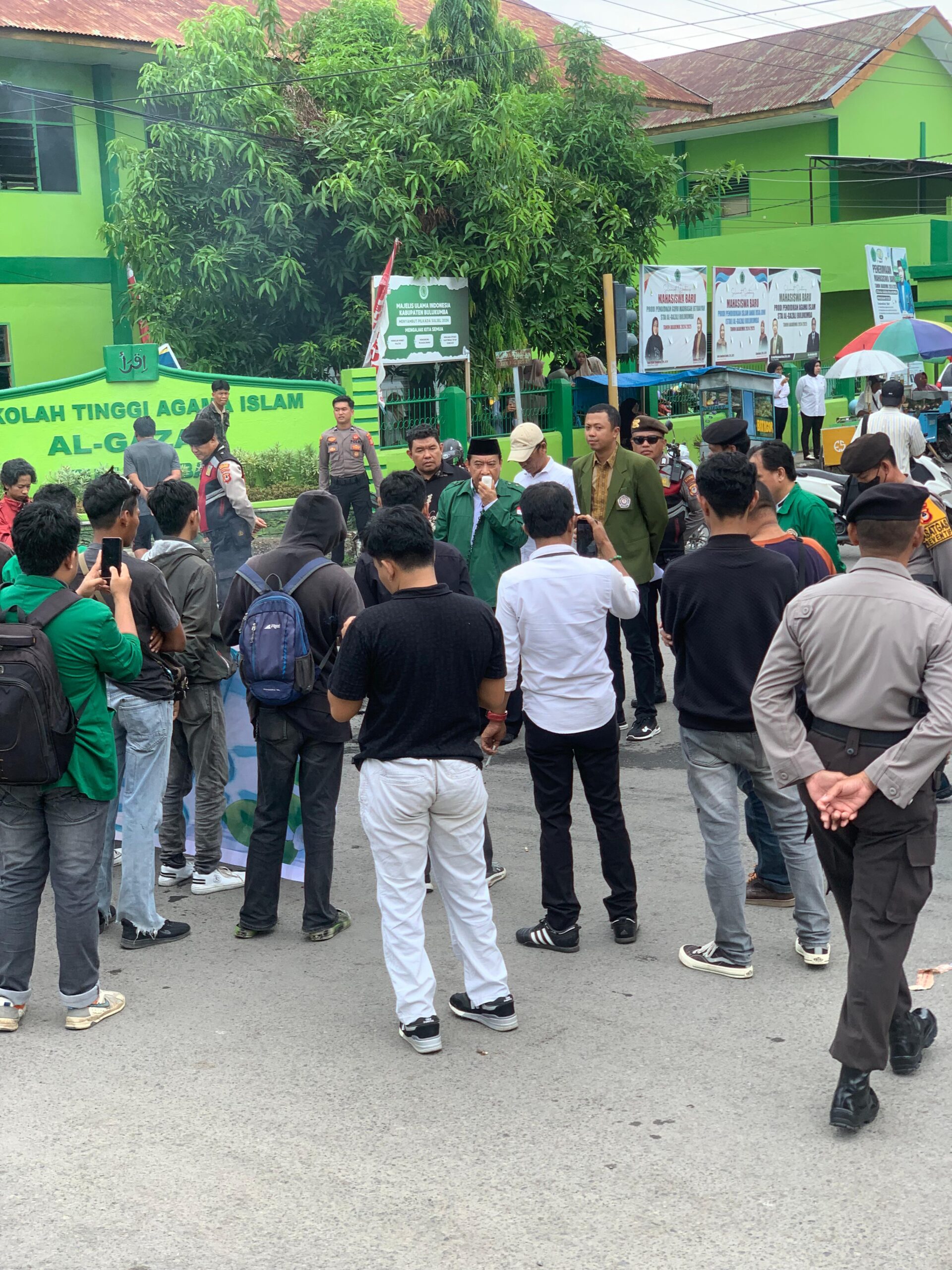 Diduga Terjadi Penyelewengan, Mahasiswa Al-Gazali Geruduk Kampus 