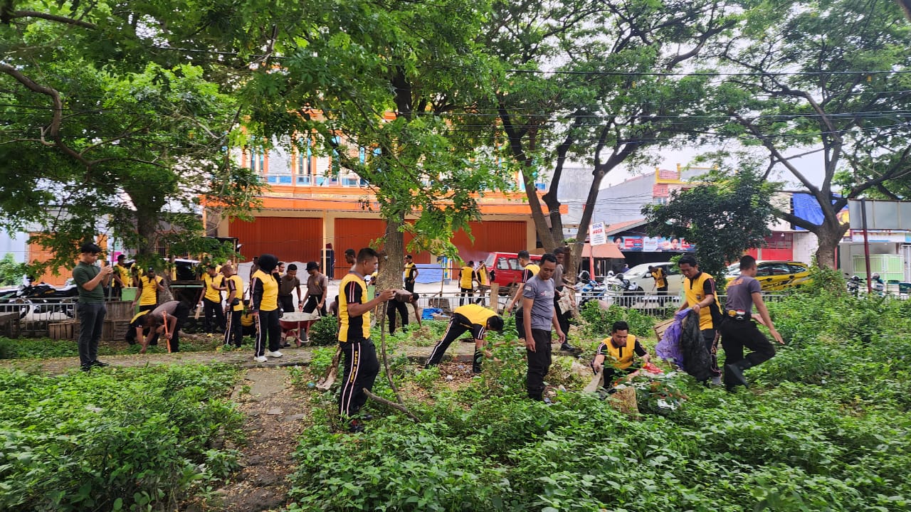 Kapolres Jeneponto Pimpin Bersihkan Sampah Area Pasar Karisa