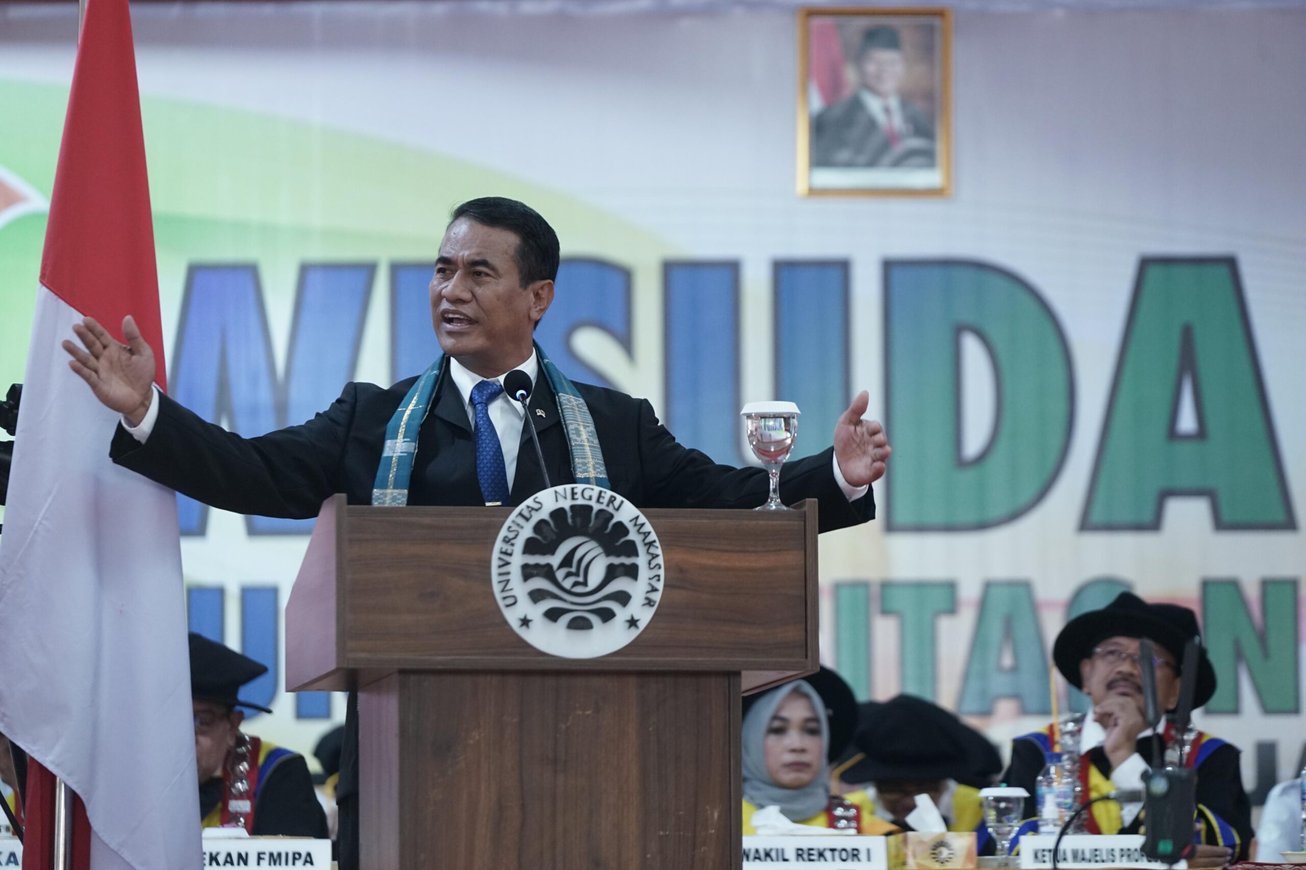 Hadiri Wisuda UNM, Mentan Amran Beri Pesan Ini untuk Generasi Muda