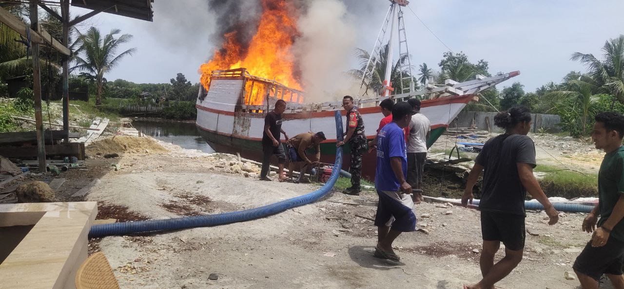 Kapal KM. JAYANTI Terbakar di Bone, Kerugian Capai Ratusan Juta