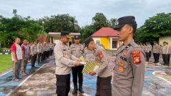 Kapolres Jeneponto Beri Penghargaan ke Dua Personel Berprestasi