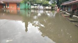 Banjir Bukan Penghalang , Siswa di Pangkep Belajar Daring