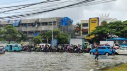 Akibat Banjir Di Depan UIM Makassar, Pengendara Terjebak Macet