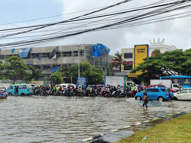 Akibat Banjir Di Depan UIM Makassar, Pengendara Terjebak Macet