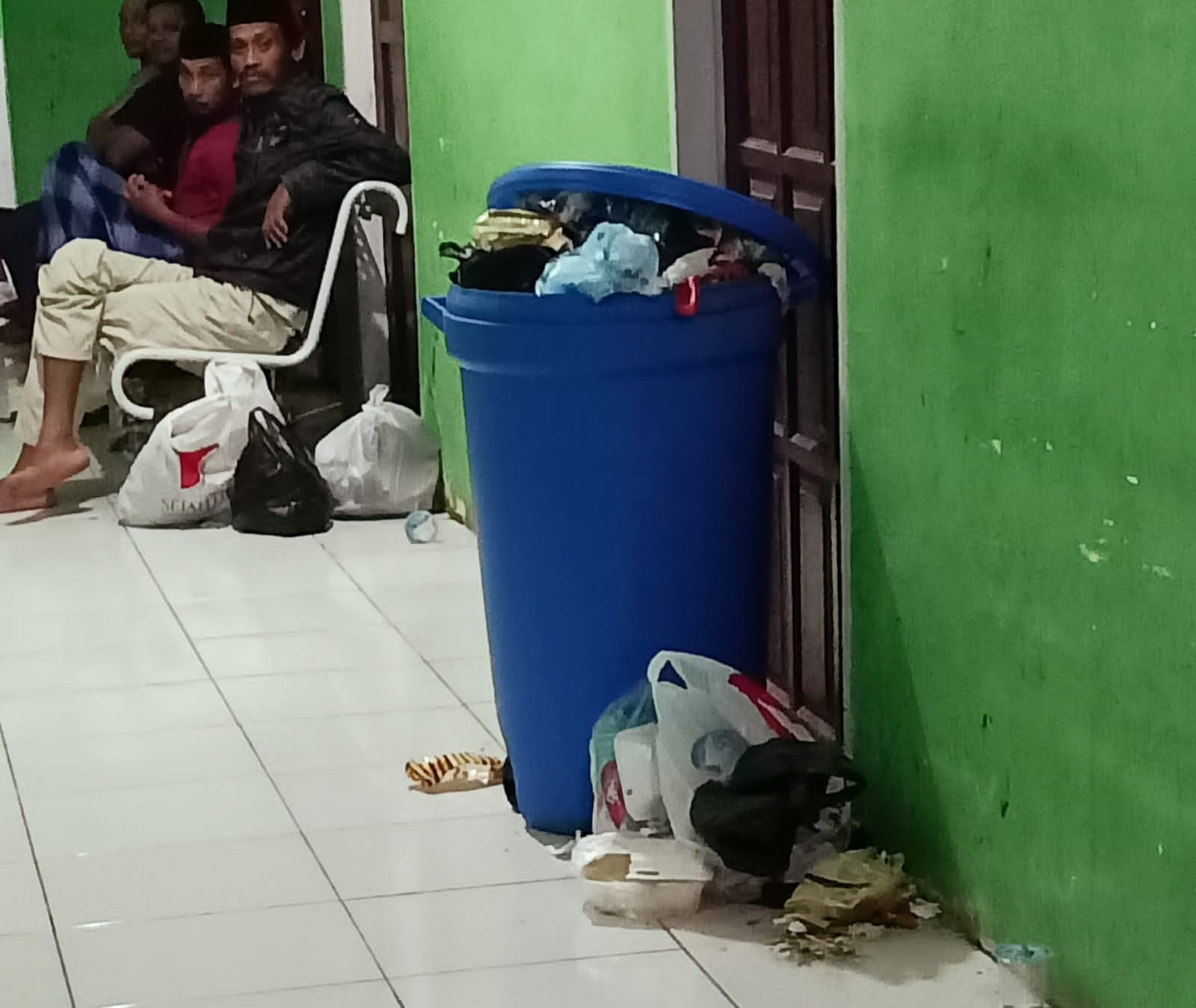 Tumpukan Sampah dalam Area Puskesmas Lembbanna Dikeluhkan Warga