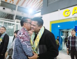 Tiba di Makassar, Bupati Bantaeng Uji Nurdin Dapat Pengalungan Kain Sutra Tiba di Makassar, Bupati Bantaeng Uji Nurdin Dapat Pengalungan Kain Sutra