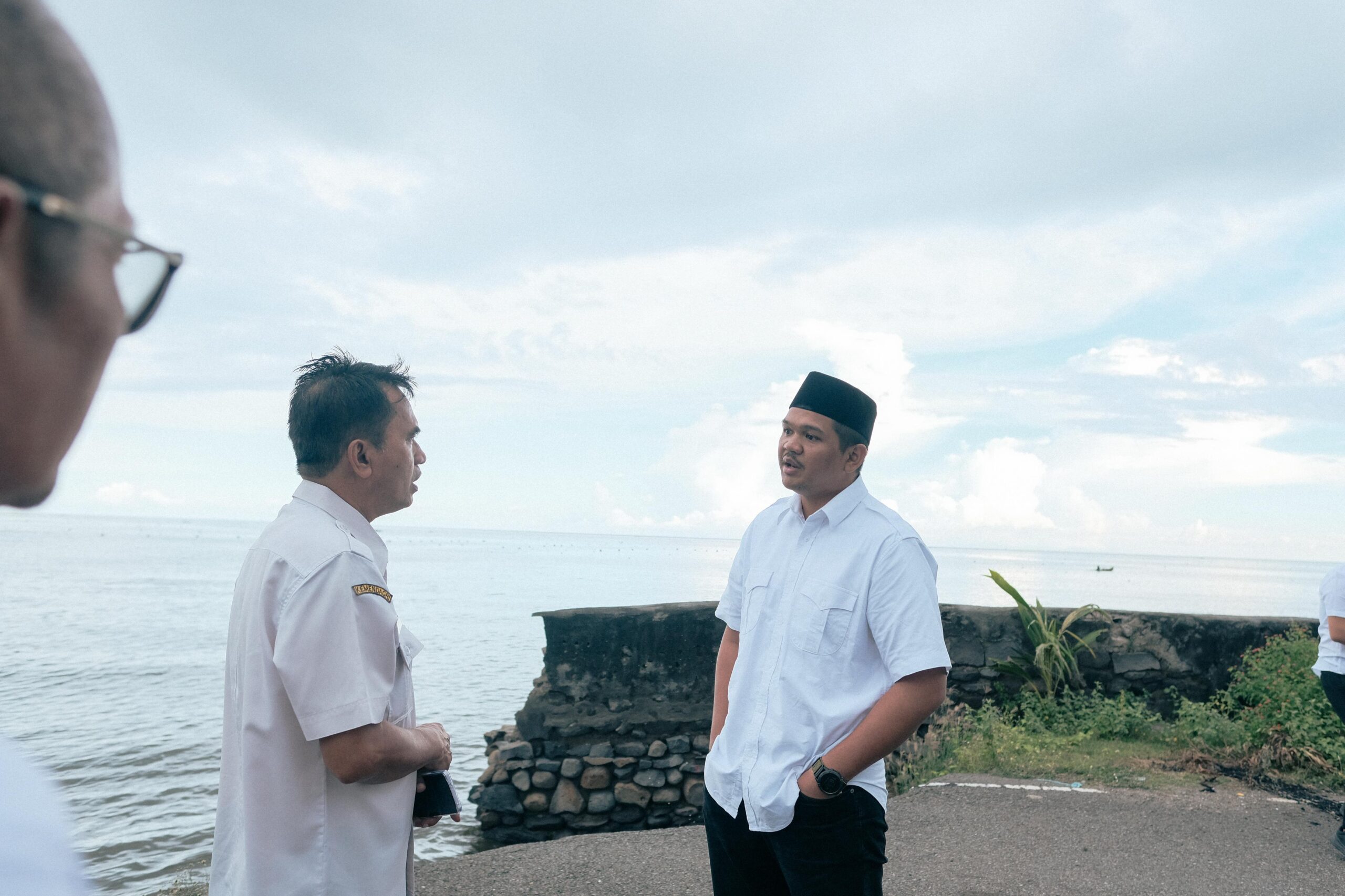 Komitmen Perbaikan Infrastruktur, Bupati Uji Nurdin Tinjau Jalan Pesisir Terputus