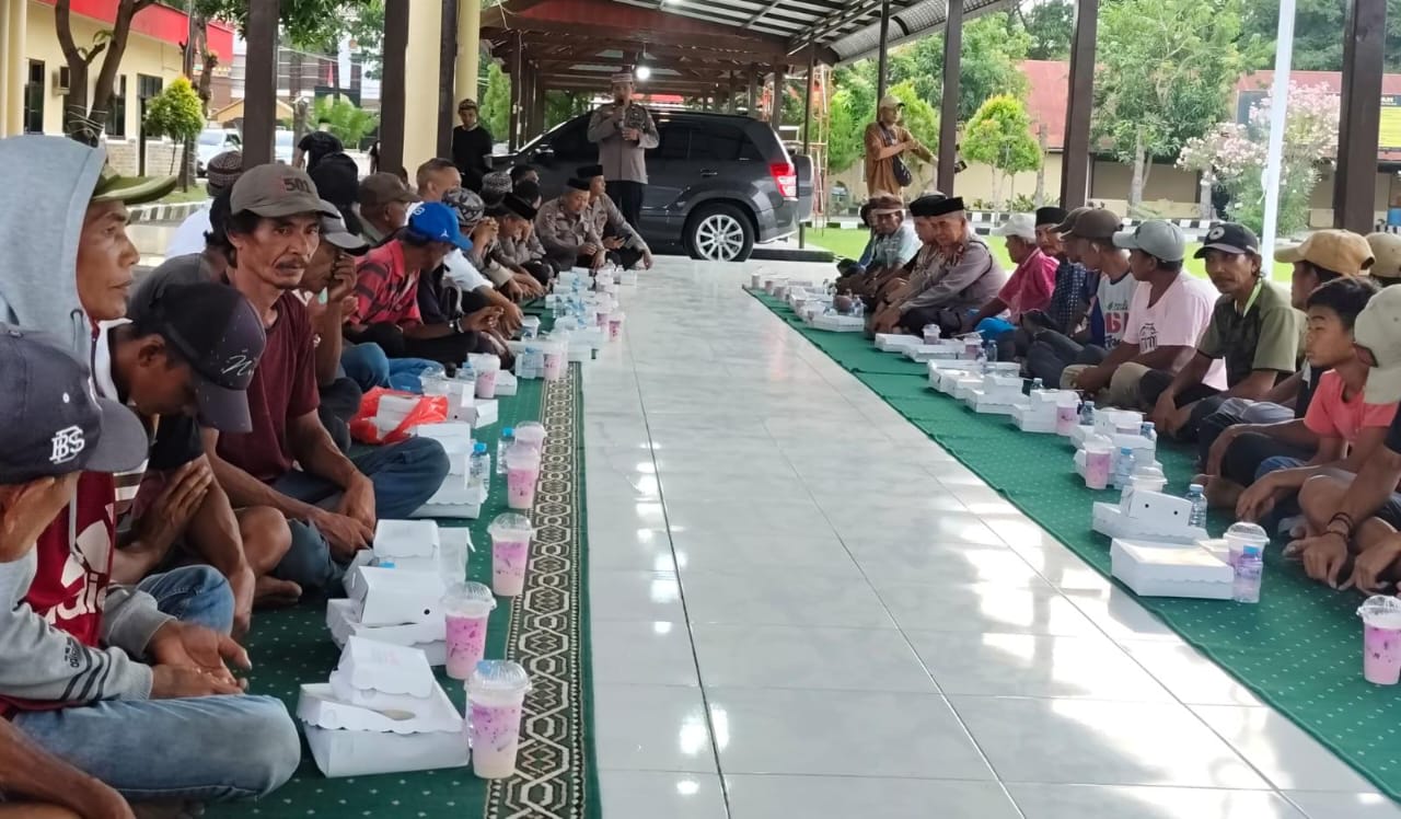 Buka Puasa Bersama Kapolres Jeneponto, Puluhan Tukang Becak Tampak Muka Gembira