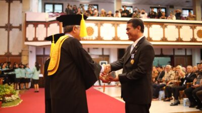 Ikuti Jejak BJ Habibie, Mentan Amran Raih Penghargaan Tertinggi dari Universitas Sebelas Maret