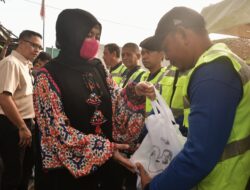 Berkah Ramadan, Wagub Sulsel Bagikan Ratusan Sembako di TPA Tamangapa