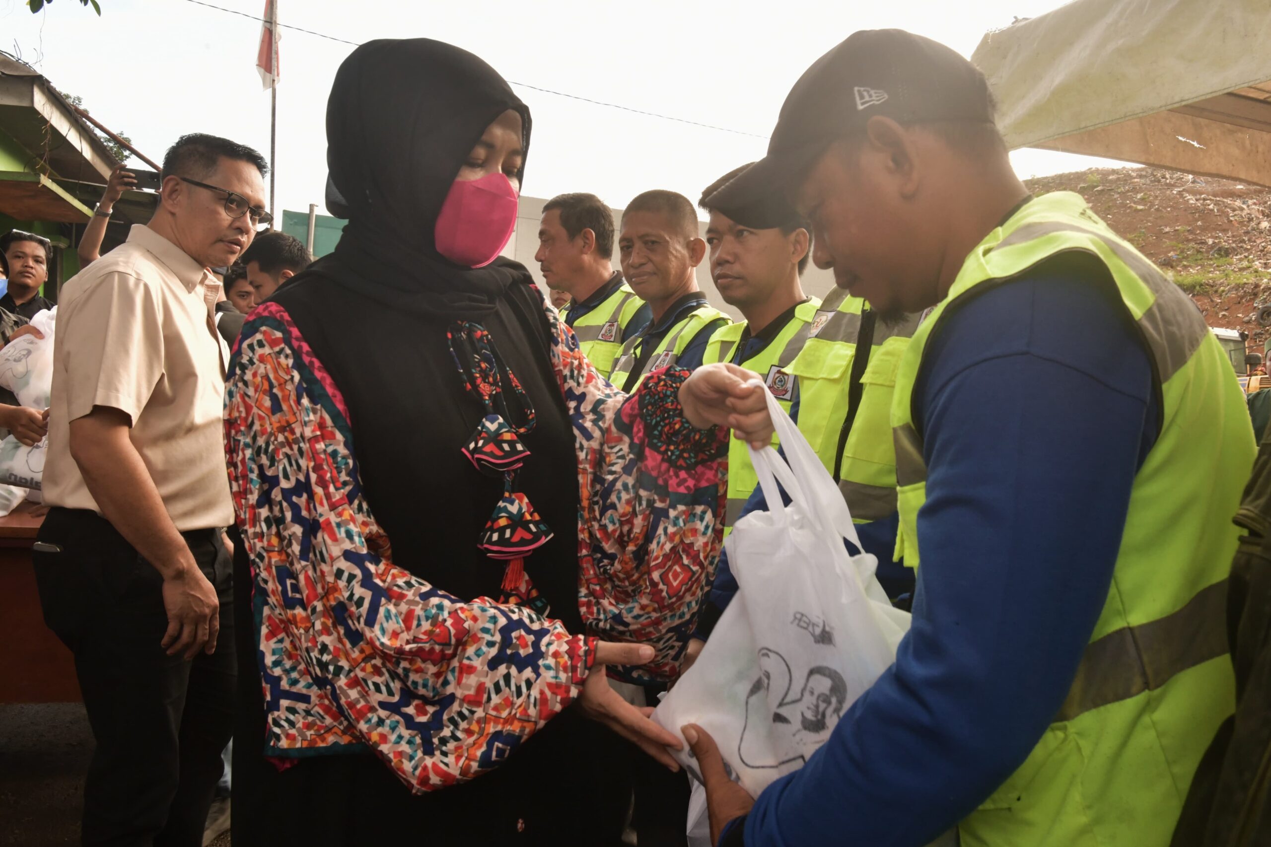 Berkah Ramadan, Wagub Sulsel Bagikan Ratusan Sembako di TPA Tamangapa