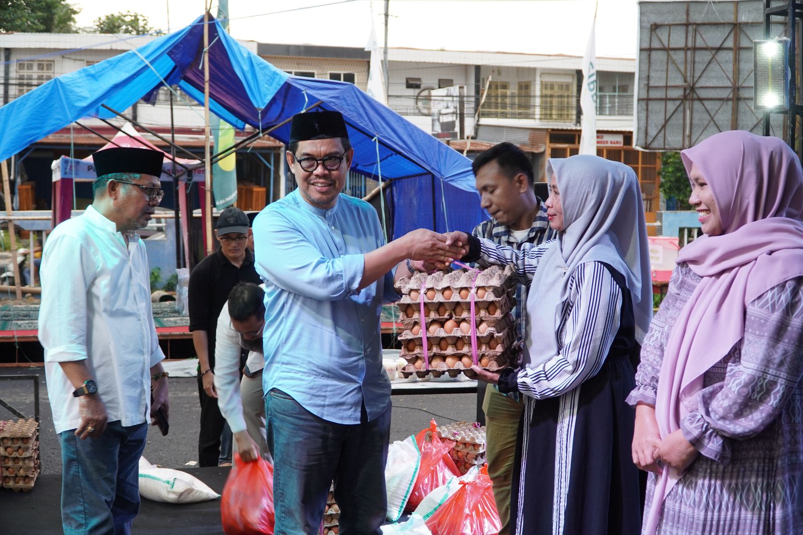Wabup Edy Manaf Puji Forum TJSL Berbagi dengan Anak Panti Asuhan dan Warga Pesisir