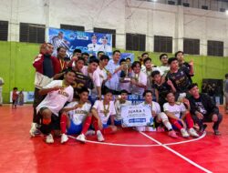 Bupati Bantaeng Uji Nurdin Serahkan P vsiala Juara Liga Ramadan Bangki ke Random FC