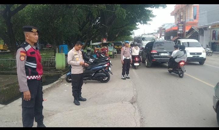 Urai Arus Lalu lintas di Pasar Karisa, Kapolres Jeneponto Terjun Langsung