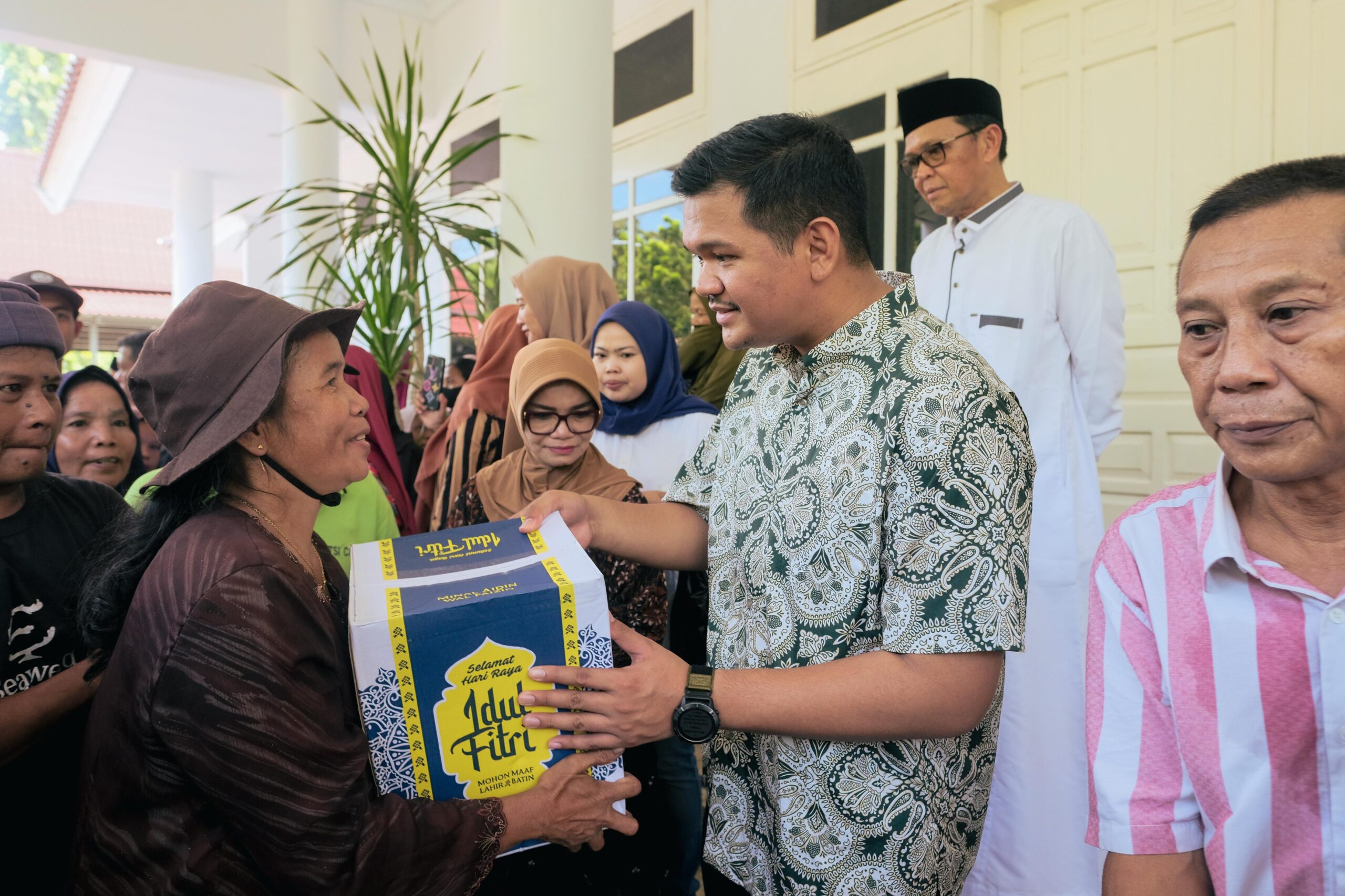 Bupati Banteng Uji Nurdin Bagikan Bingkisan Lebaran ke Penyapu Jalan dan Tukang Becak