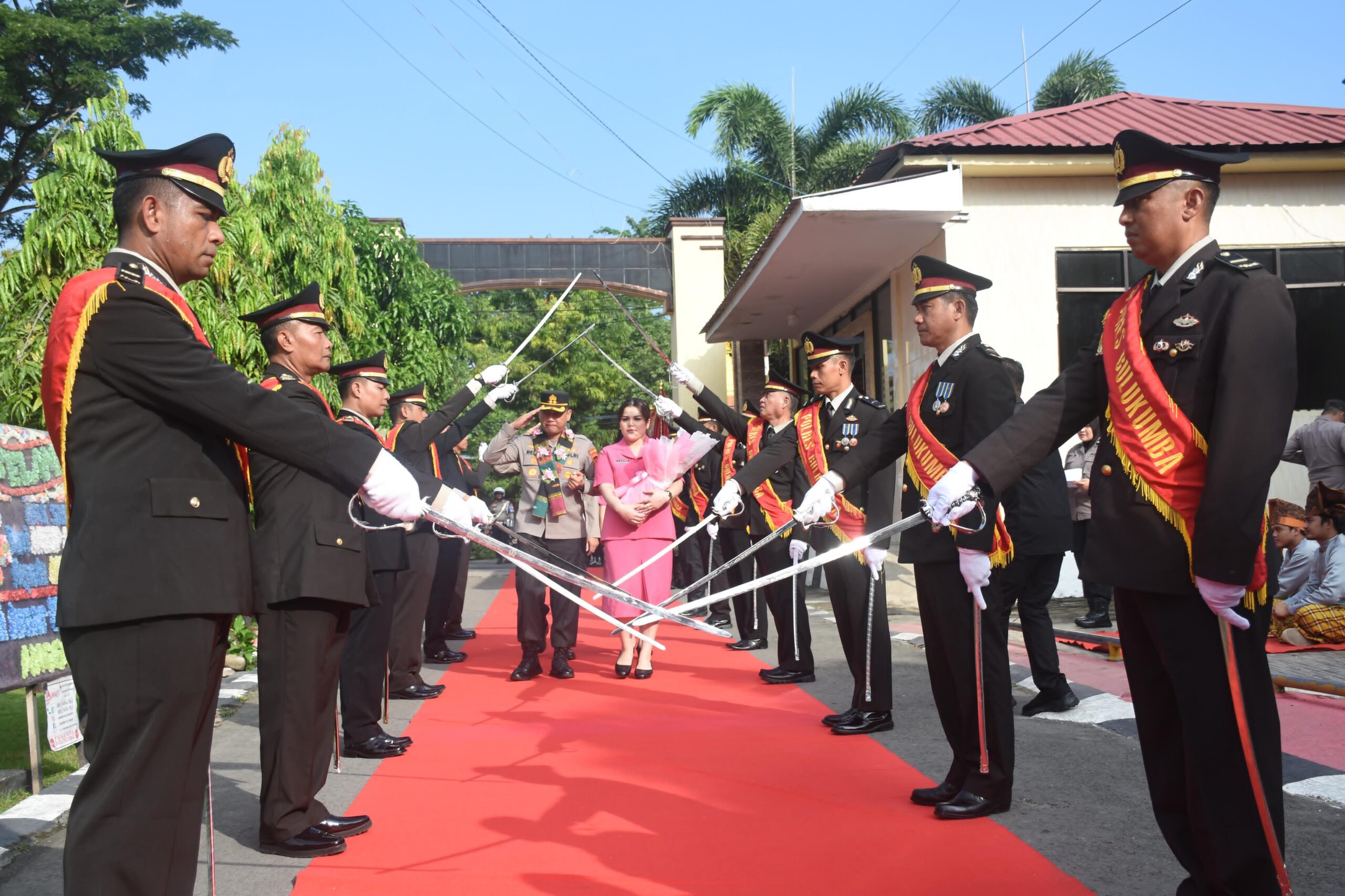 Tradisi Pedang Pora, Pengalungan Lipa Lotong, Anggaru Hingga Tari Pa’duppa Sambut Kedatangan AKBP Restu Wijayanto