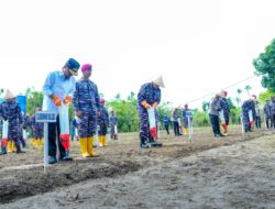 Dampingi KASAL Budidaya Rumput Laut di Takalar, Gubernur Sulsel Serahkan Bantuan Kapal untuk Nelayan