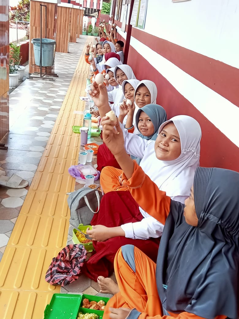 Siswa SD Inpres 12/79 Cellu I Sarapan Telur Ayam Kampung, Dukung Gizi Sejak Dini