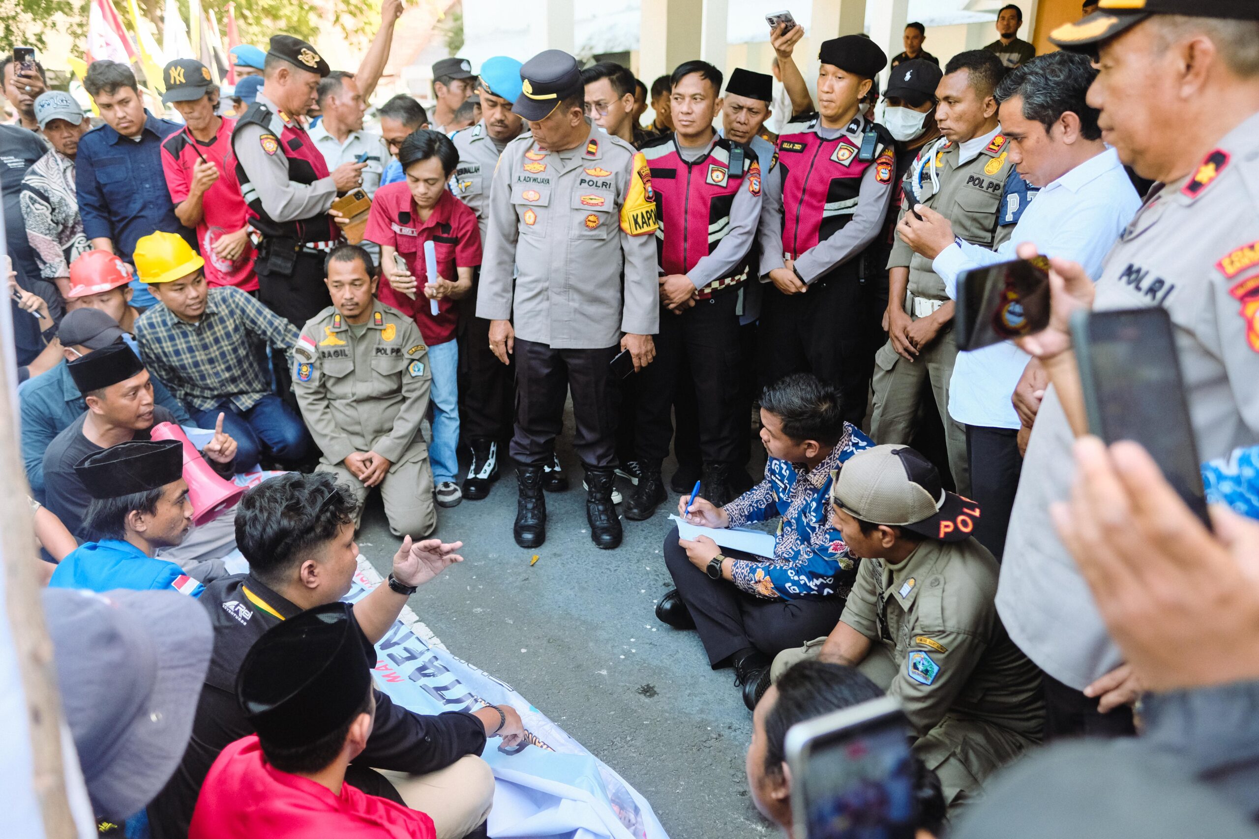 Duduk Bersama Demonstrasi, Bupati Bantaeng Uji Nurdin Jelaskan Penyebab PHK di KIBA