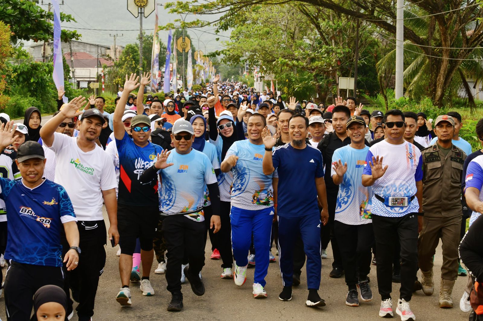 Gubernur Andi Sudirman Sulaiman Jadi Rebutan Swafoto di Fun Run Luwu Timur 2025 dan Anti Mager Sulsel