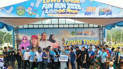 Tak Kuasa Menahan Air Mata, Bidan Nurlina Dapat Hadiah Umrah dari Gubernur Sulsel Andi Sudirman