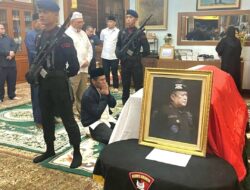 Berduka, Wafatnya Jusuf Manggabarani, Mentan Amran Melayat Tengah Malam