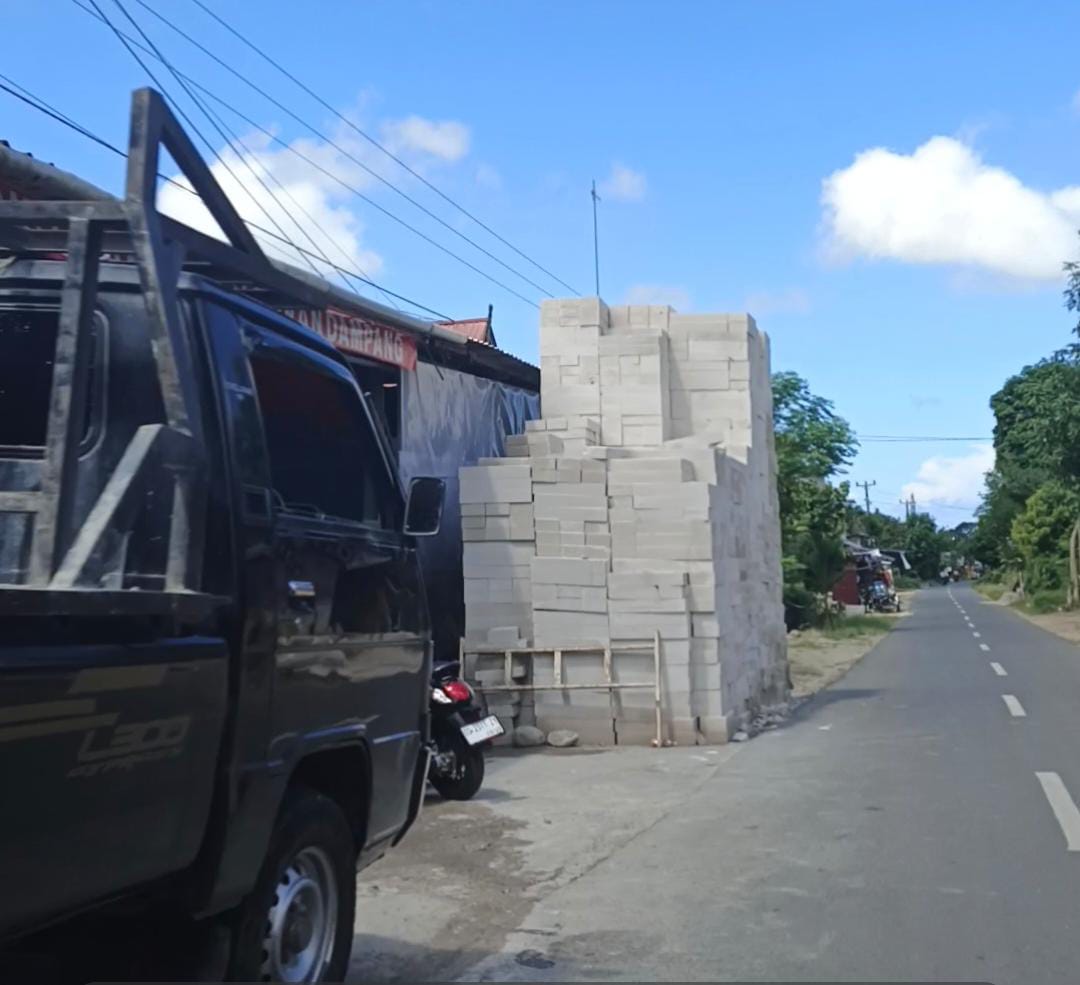 Penumpukan Material Terkesan Bahayakan Pengguna Jalan