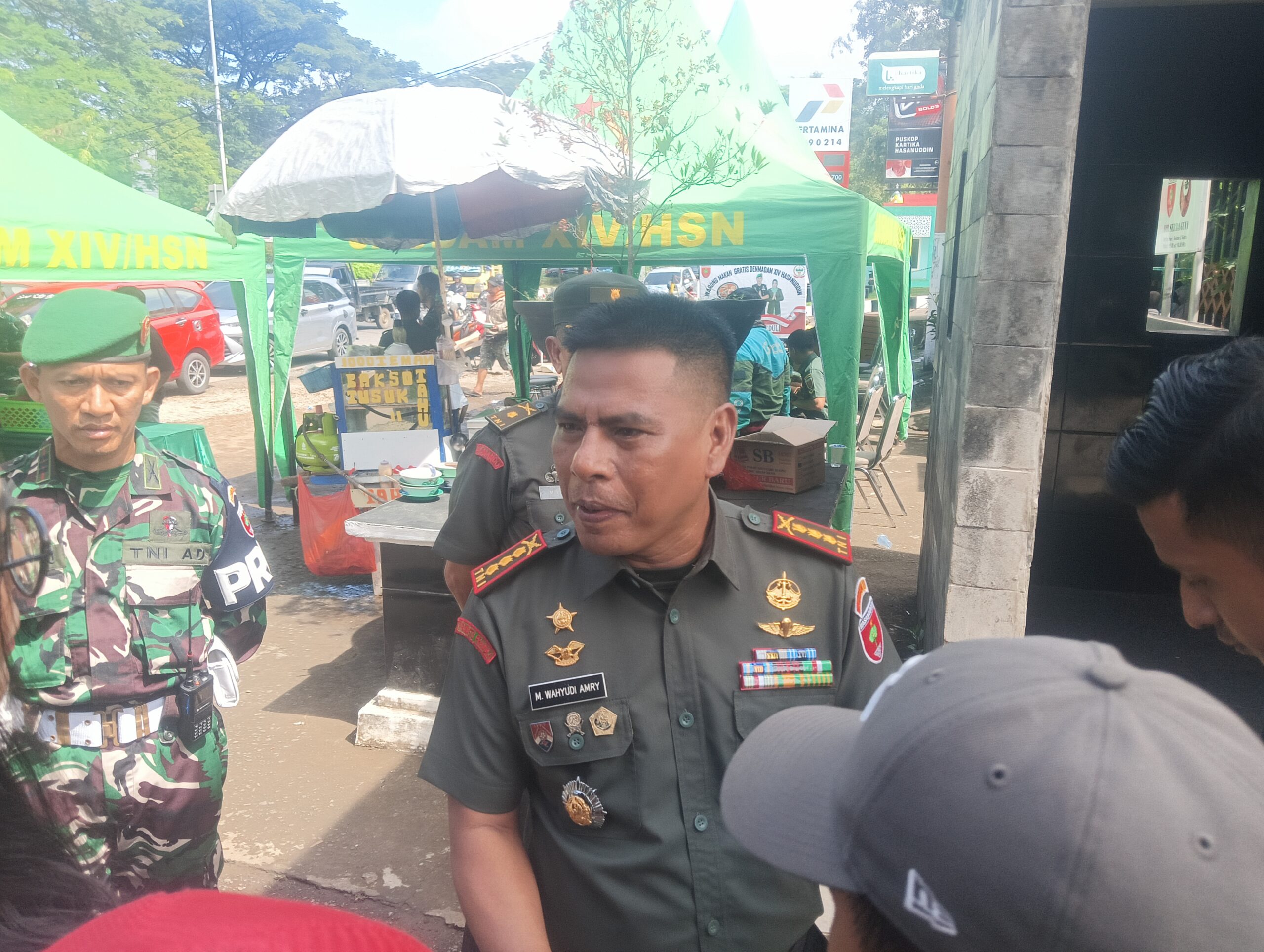Denmadam XIV/Hasanuddin Kembali Bagikan Makanan Gratis bagi Warga