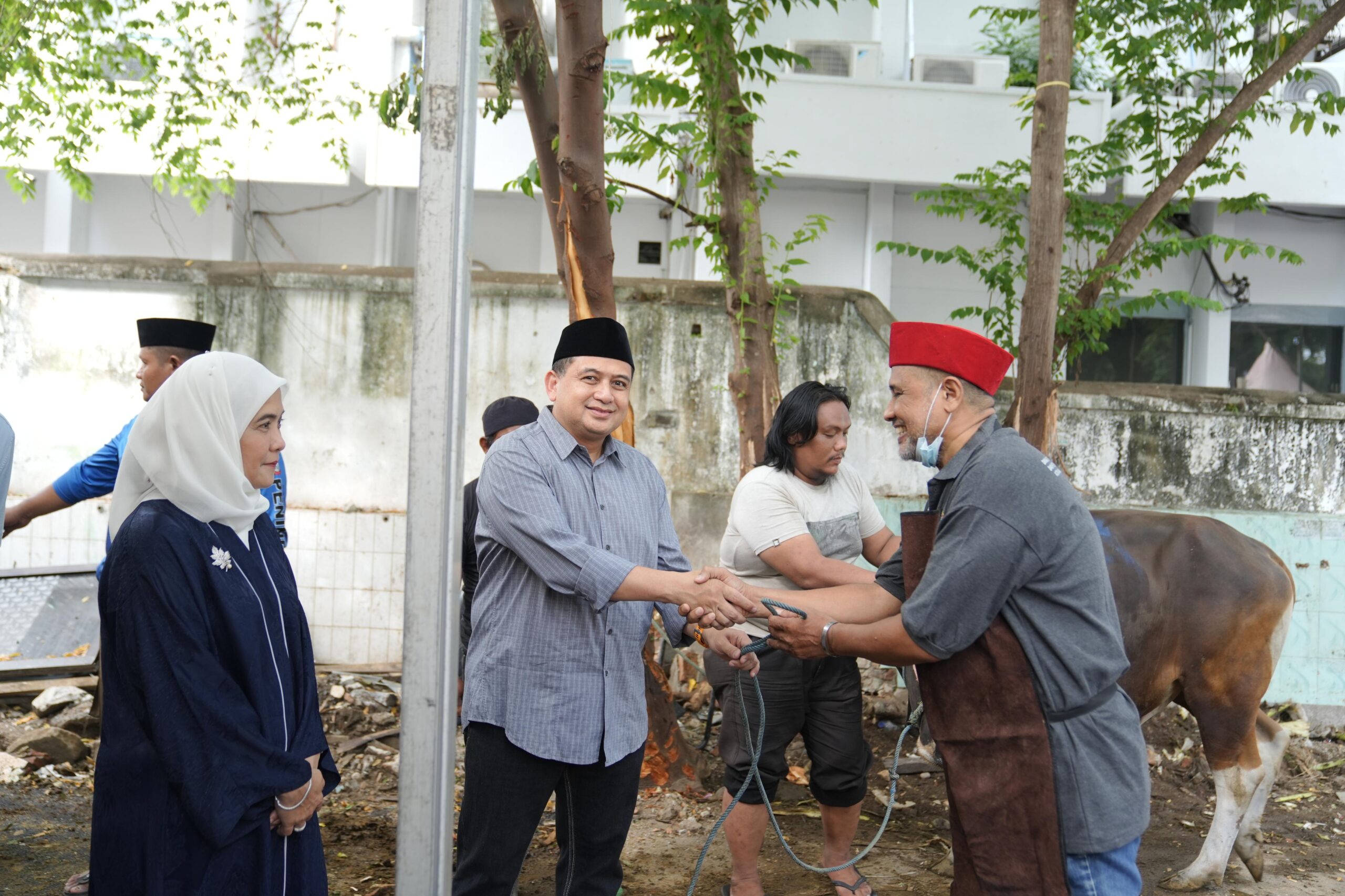 Pemkot Makassar, Bagikan Daging Kurban Kepada Pegawai dan Petugas Kebersihan