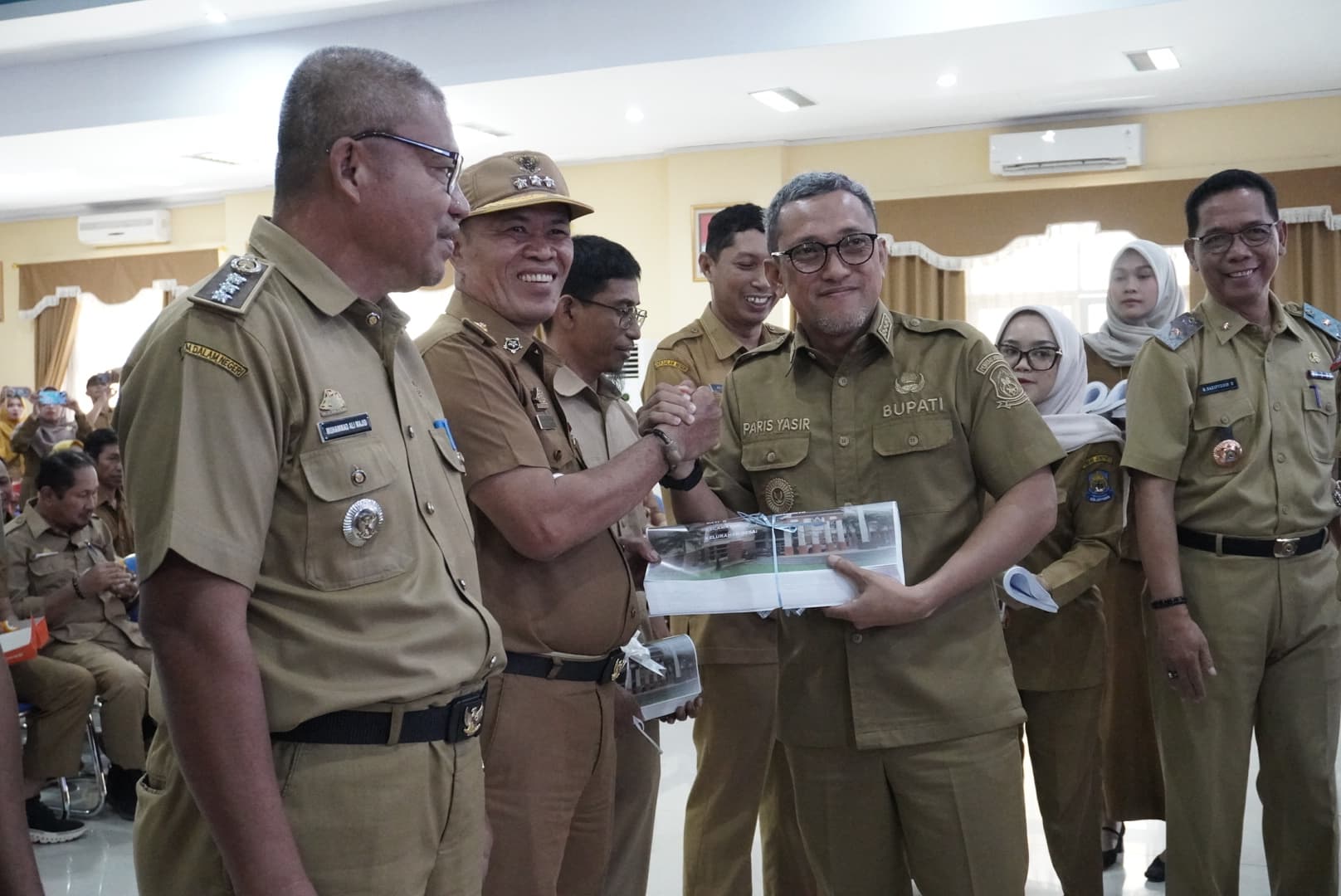 Serahkan SPPT PBB-P2 – DKP 2025, Bupati Jeneponto Imbauan Ini ke Camat, Lurah dan Kepala Desa