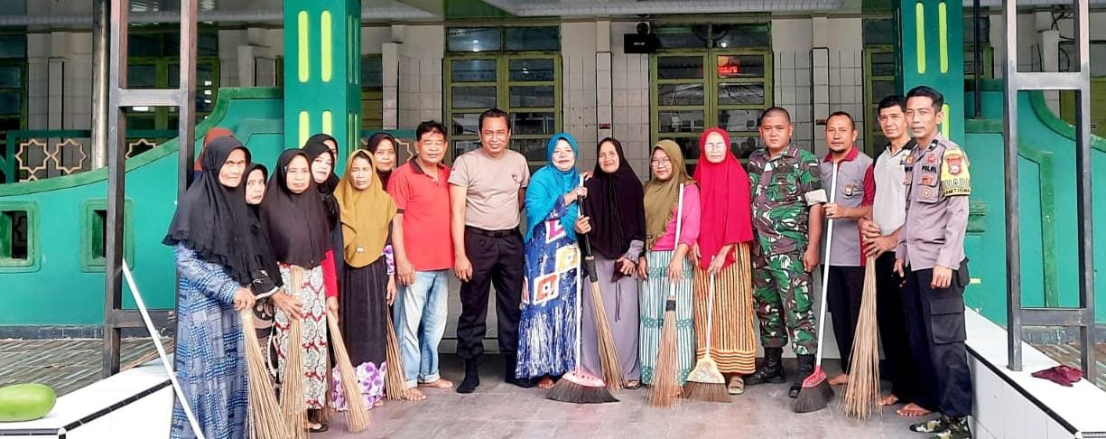 Pemerintah Kelurahan Apala Laksanakan Jumat Bersih Bersama Polsek Barebbo