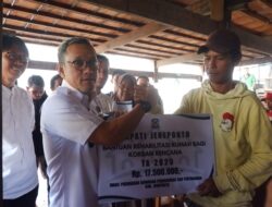 Warga Tarowang Terima Bantuan, Bupati Paris: Dukung Kehidupan lebih Baik Warga Tarowang Terima Bantuan, Bupati Paris: Dukung Kehidupan lebih Baik