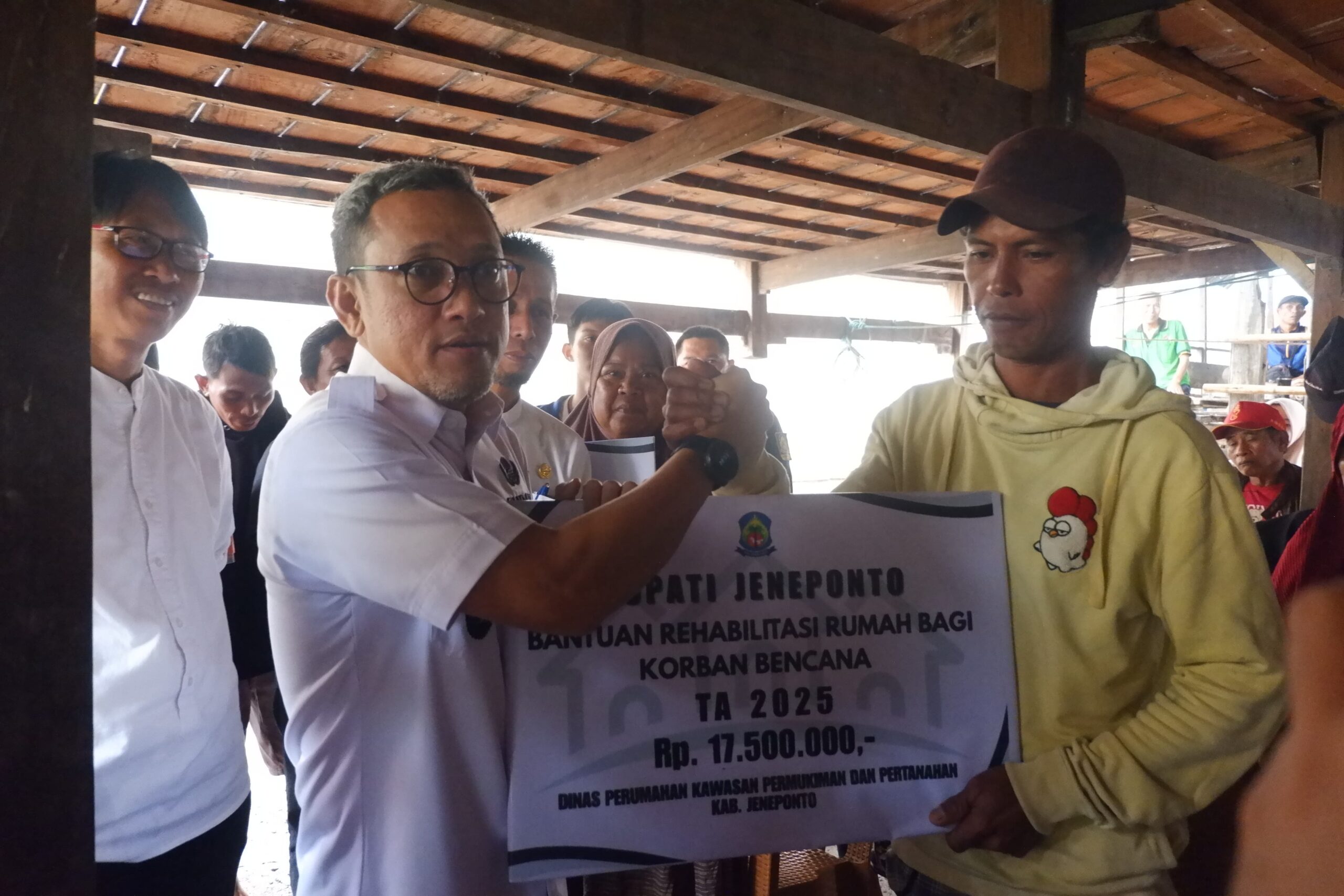 Warga Tarowang Terima Bantuan, Bupati Paris: Dukung Kehidupan lebih Baik
