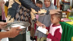 Pemdes Ulugalung Berikan Bantuan kepada 48 Siswa Berprestasi