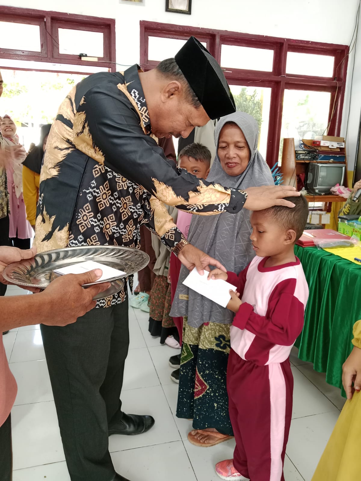 Pemdes Ulugalung Berikan Bantuan kepada 48 Siswa Berprestasi