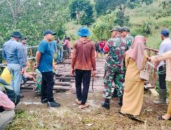 Karang Taruna Kelara Bersama Masyarakat TNI-Polri Bergotong Royong Bersihkan Jalan