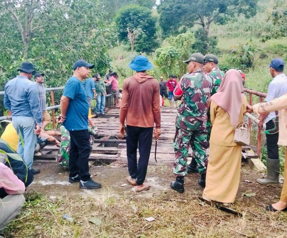 Karang Taruna Kelara Bersama Masyarakat TNI-Polri Bergotong Royong Bersihkan Jalan