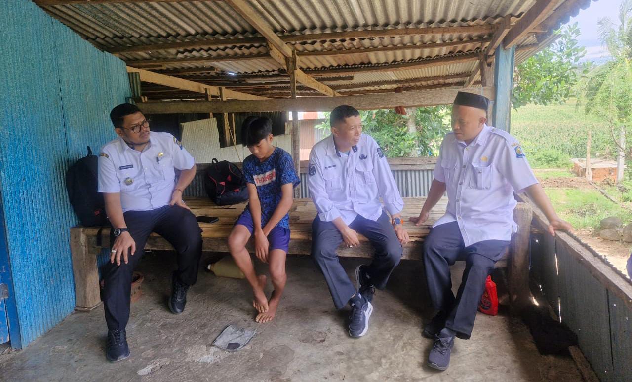 Motivasi Anak, Plt Kadisdik Jeneponto Sambangi Anak Putus Sekolah