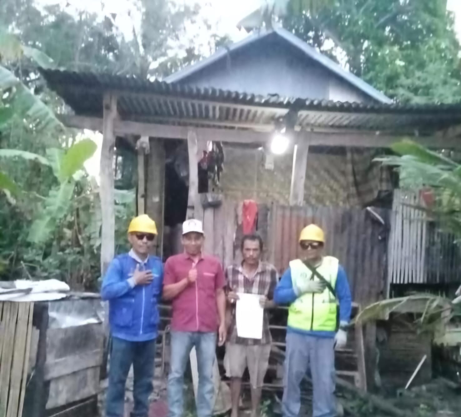 Kolaborasi PLN Persero ULP Jeneponto Bersama Polres Bantu Fasilitas Listrik Warga