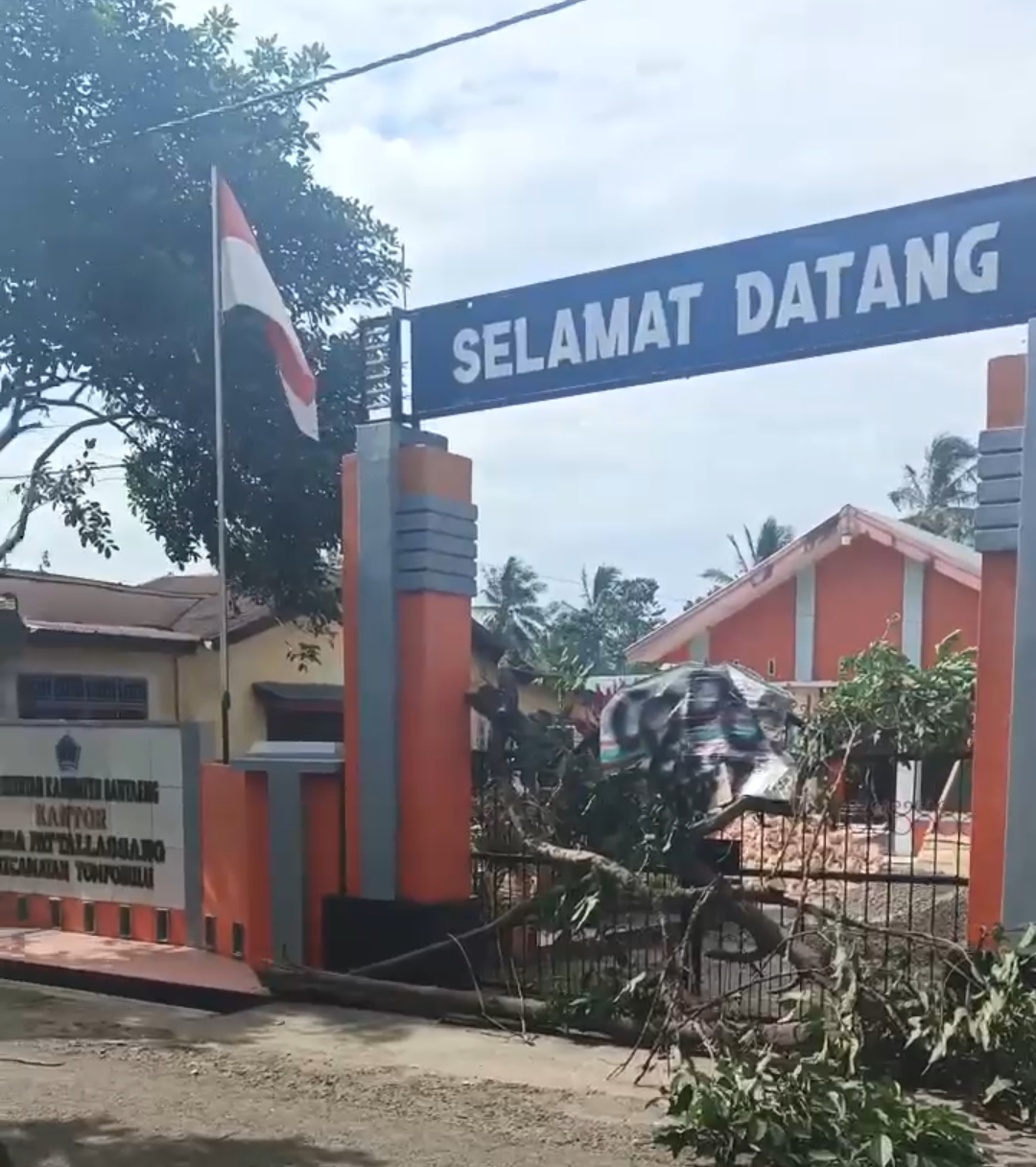 Kisruh Desa Pattallassang Memuncak: Kantor Desa Diblokir, 74 Perangkat Diberhentikan