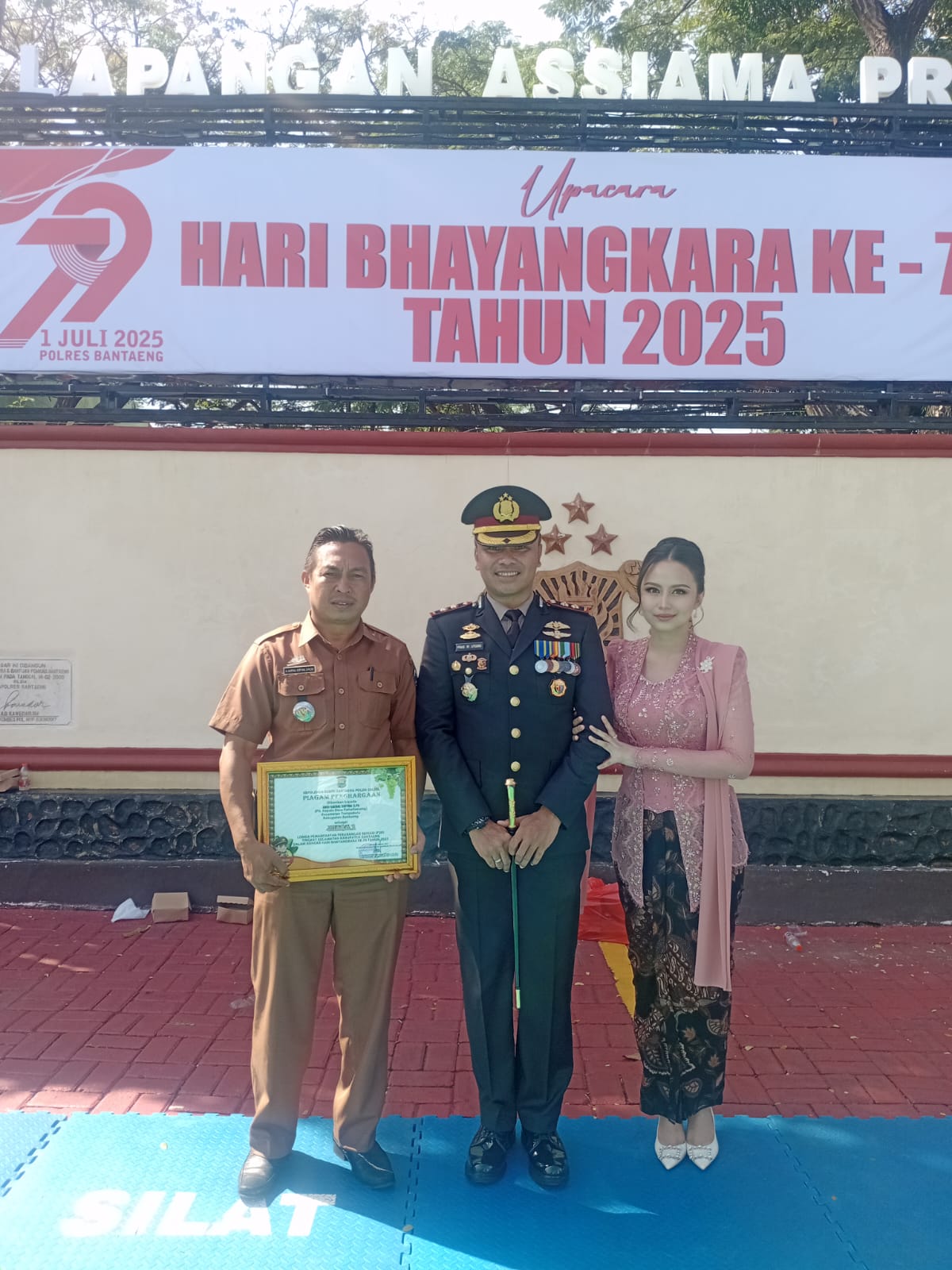 HUT Bhayangkara Ke-79, Pemdes Pattalassang Terima Penghargaan dari Polres Bantaeng