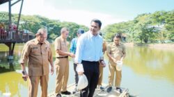 Bupati Bantaeng Uji Nurdin Lepas 25 Ribu Benih Ikan Bandeng