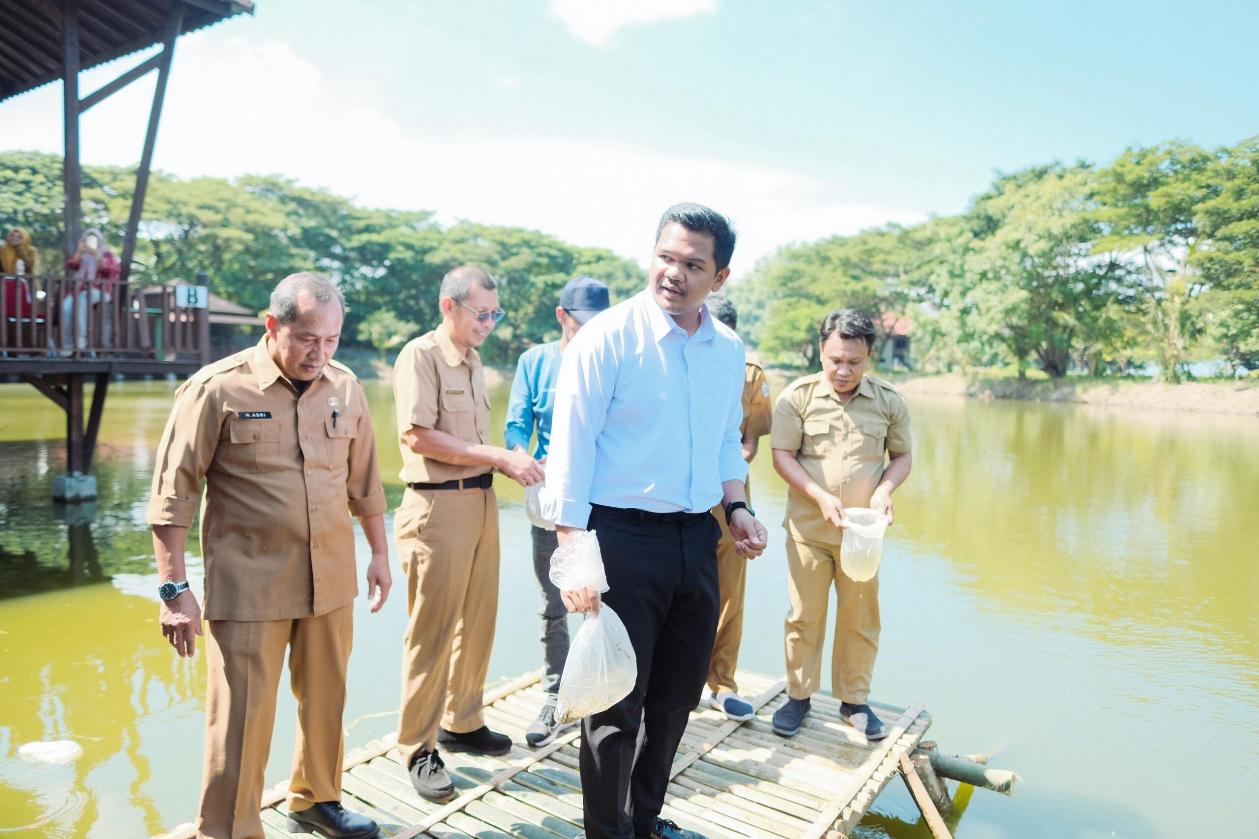 Bupati Bantaeng Uji Nurdin Lepas 25 Ribu Benih Ikan Bandeng