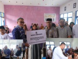 Didampingi PLT Kadisdik Jeneponto, Bupati Paris Yasir Serahkan Bantuan Seragam Sekolah Gratis Didampingi PLT Kadisdik Jeneponto, Bupati Paris Yasir Serahkan Bantuan Seragam Sekolah Gratis