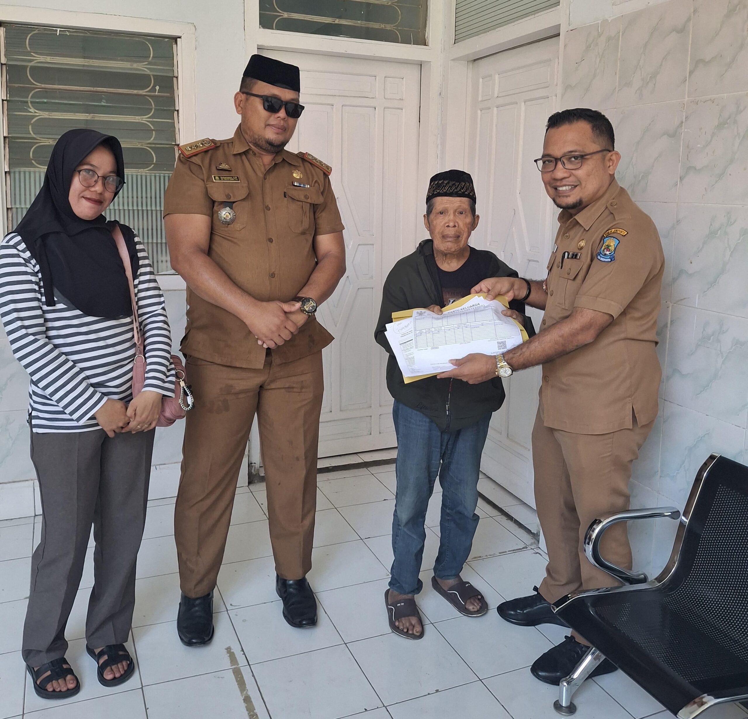 Dinas Dukcapil Jeneponto Kembali Respon Cepat Kakek Lansia Urus Admidbuk