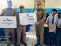 Penyerahan Seragam Sekolah Gratis di Bangkala Barat, Kabid SMP: Insya Allah Secepatnya Penyerahan Seragam Sekolah Gratis di Bangkala Barat, Kabid SMP: Insya Allah Secepatnya