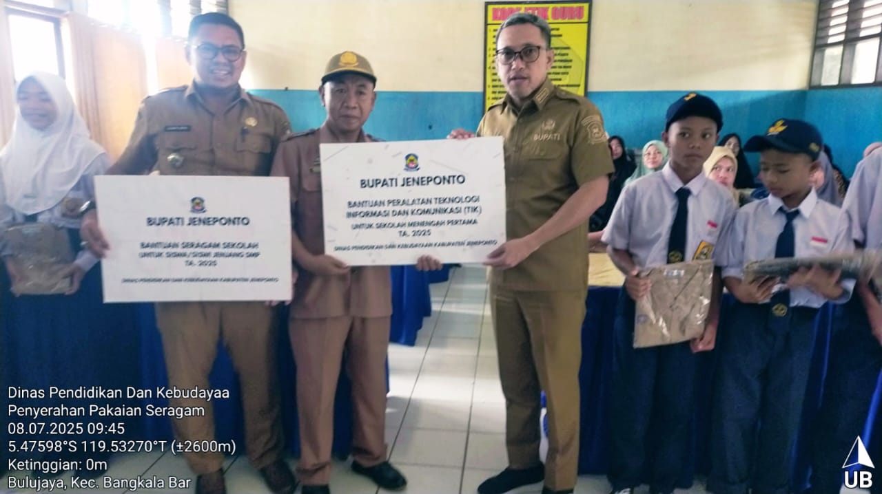 Penyerahan Seragam Sekolah Gratis di Bangkala Barat, Kabid SMP: Insya Allah Secepatnya