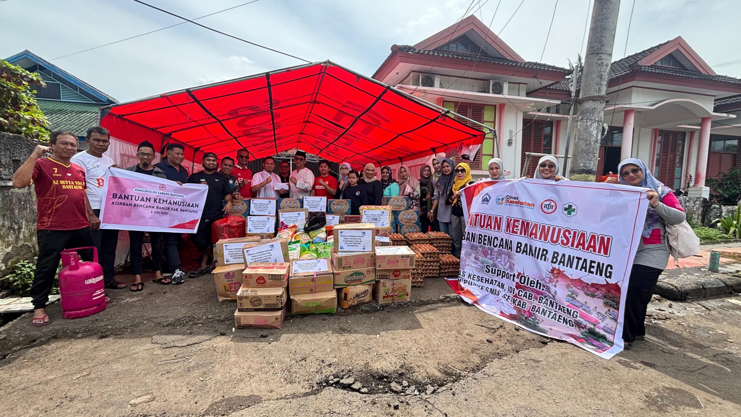Dinkes Bantaeng dan IDI Salurkan Bantuan Korban Banjir melalui Posko Induk 